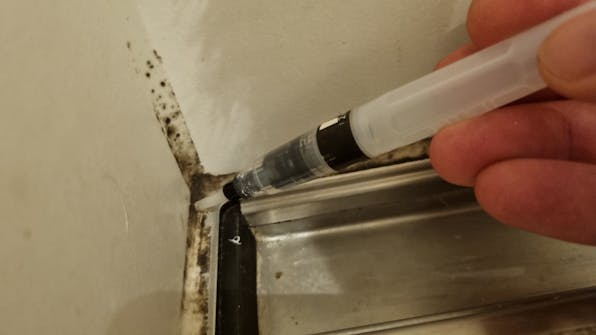 Protox Fugeren: Pensle middelet på de muggbelagte fugene. Fugerens bad: Pensle middelet på de muggbelagte fugene.